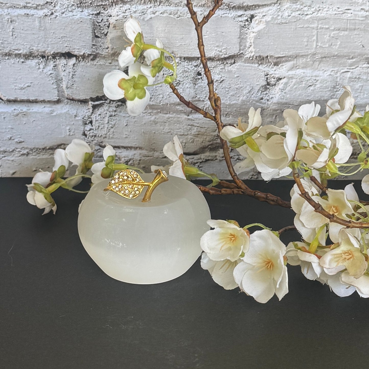 Selenite Apple with Diamante Stem and Leaf Approx size(6.5-7 cms)