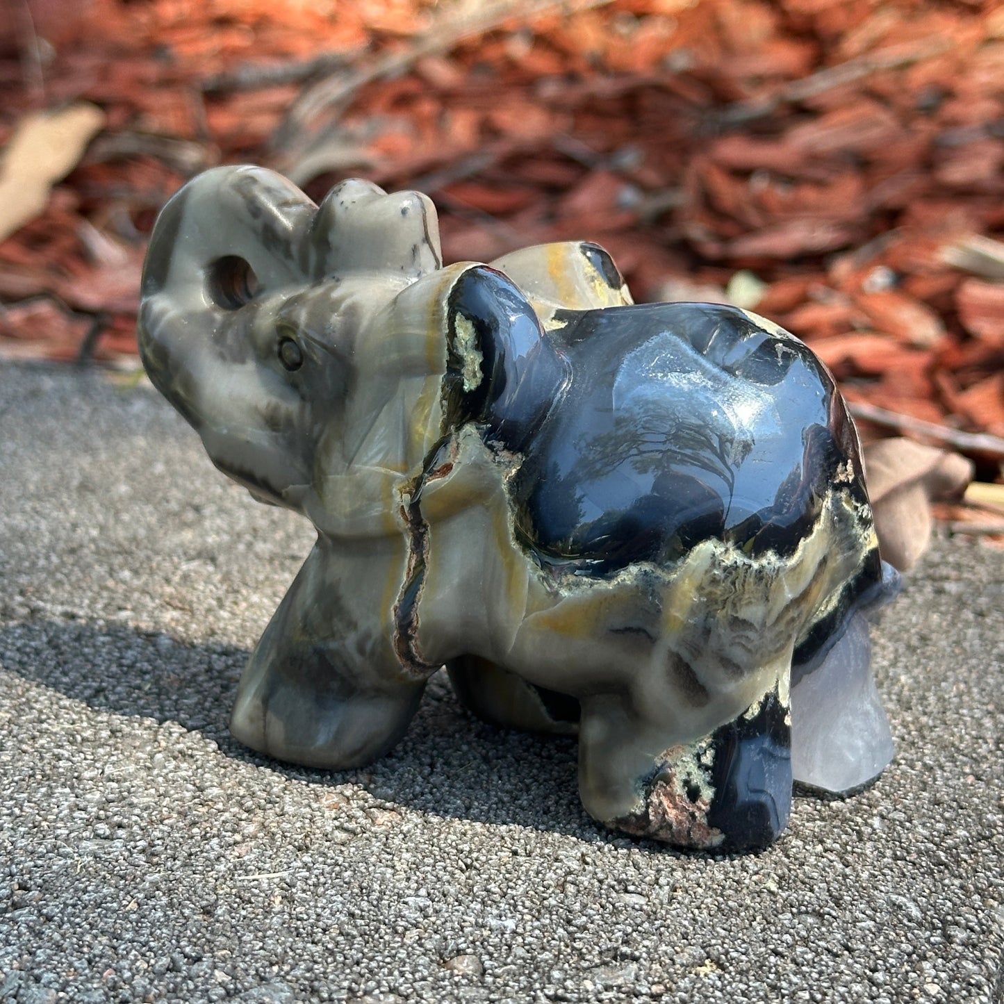 Volcanic Agate Elephant Carving – UV Reactive Crystal for Protection, Healing & Wisdom