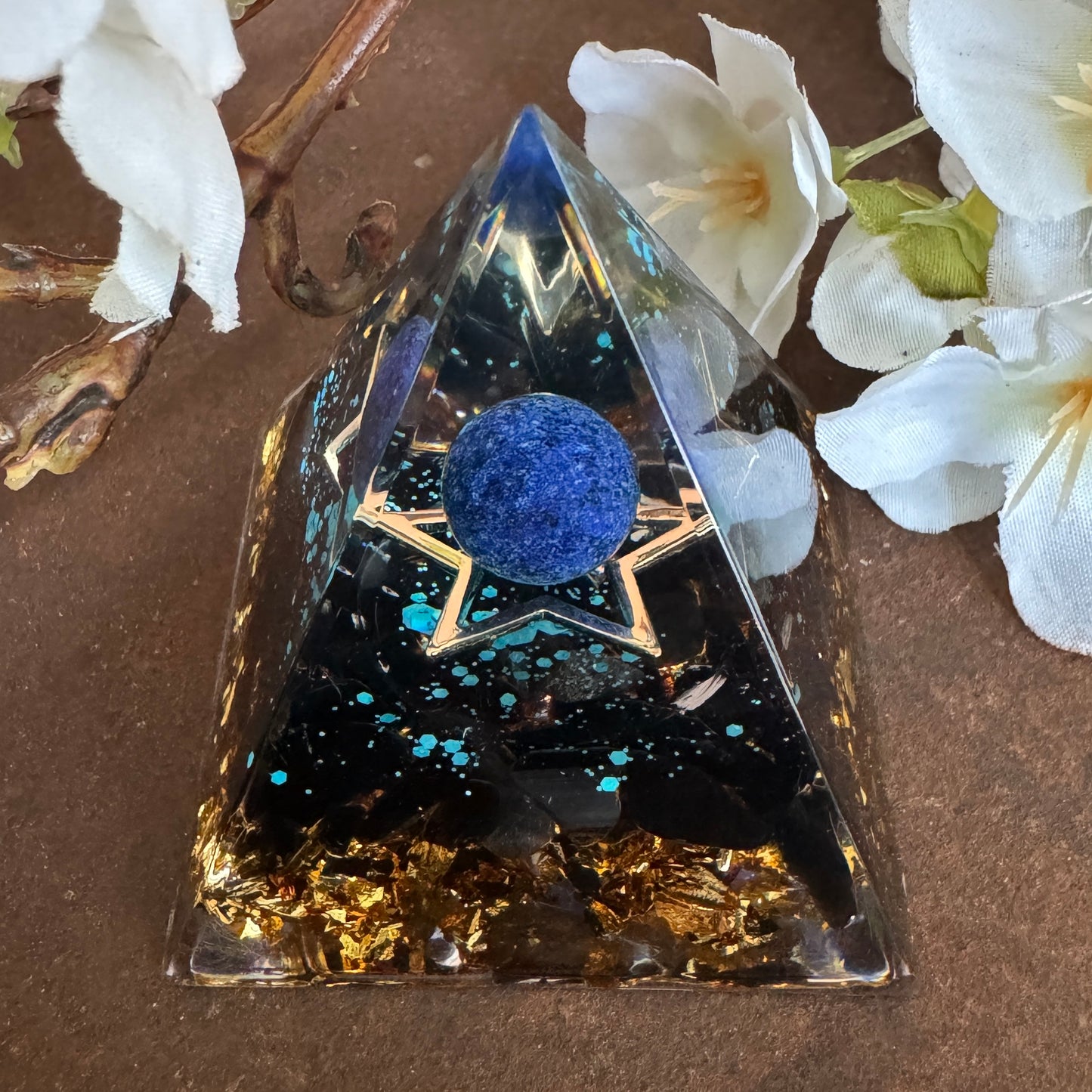 Orgonite Pyramid with Obsidian, Sodalite Sphere & Star Symbol – Protection, Clarity & Spiritual Awakening
