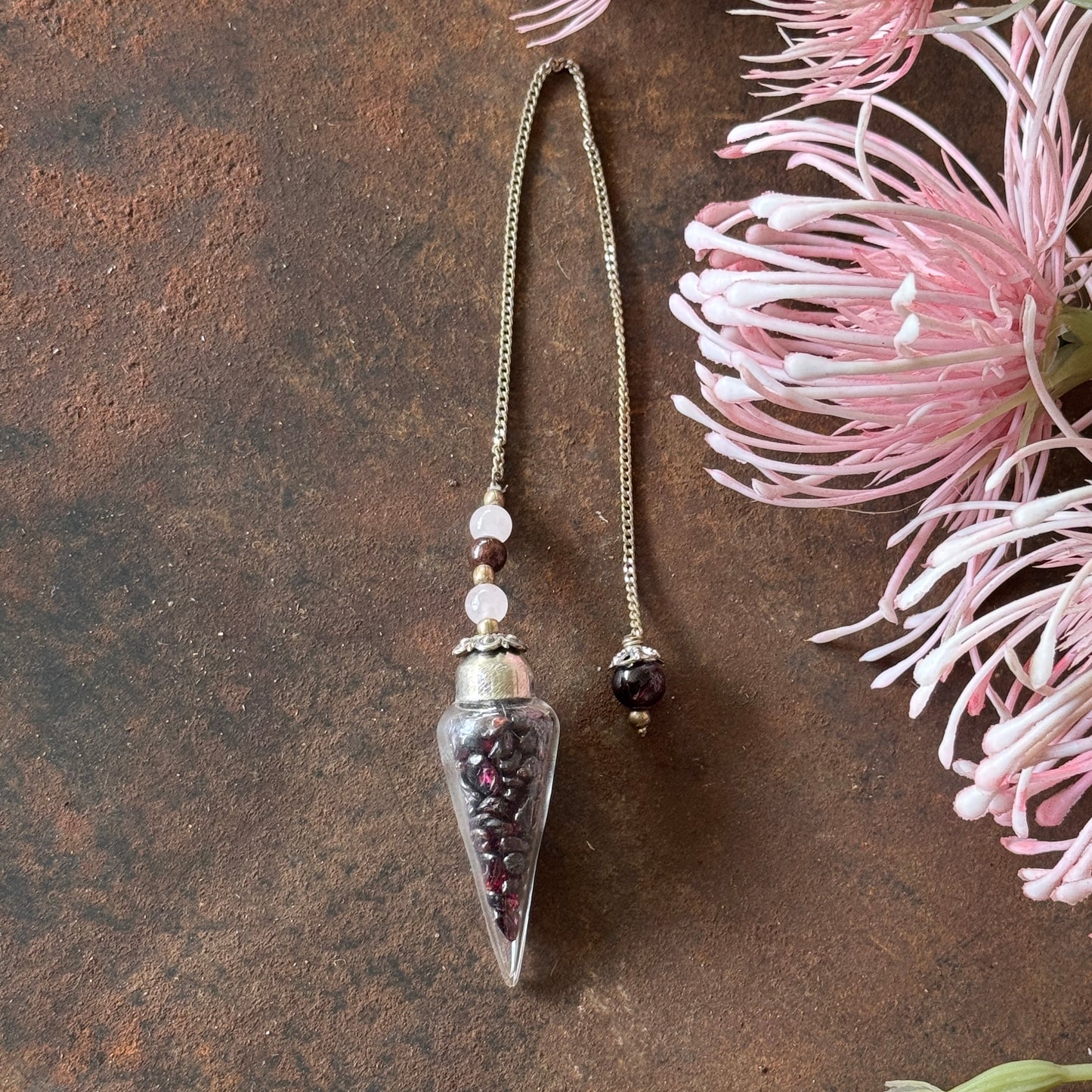 Teardrop Glass Pendulum with Garnet Chips – Intuition, Courage & Spiritual Healing