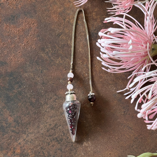 Teardrop Glass Pendulum with Garnet Chips – Intuition, Courage & Spiritual Healing